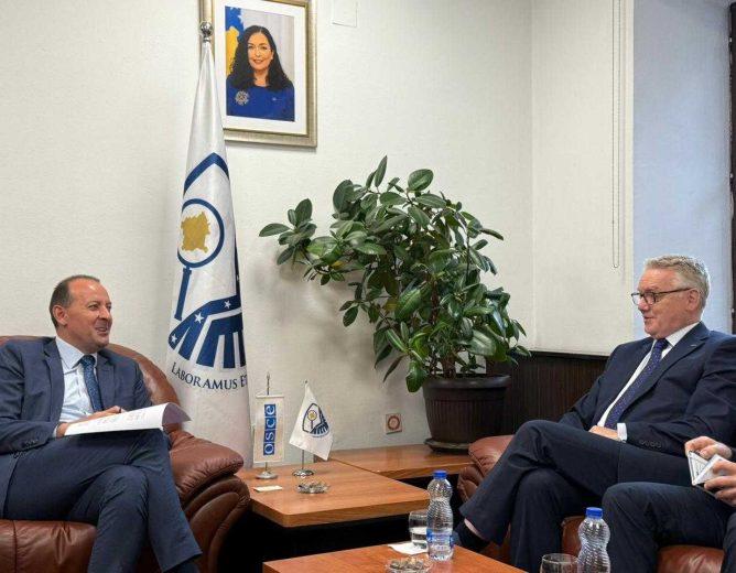 Drejtori Buleshkaj priti Shefin e Misionit të OSBE-së, Ambasadorin Gerard McGurk.