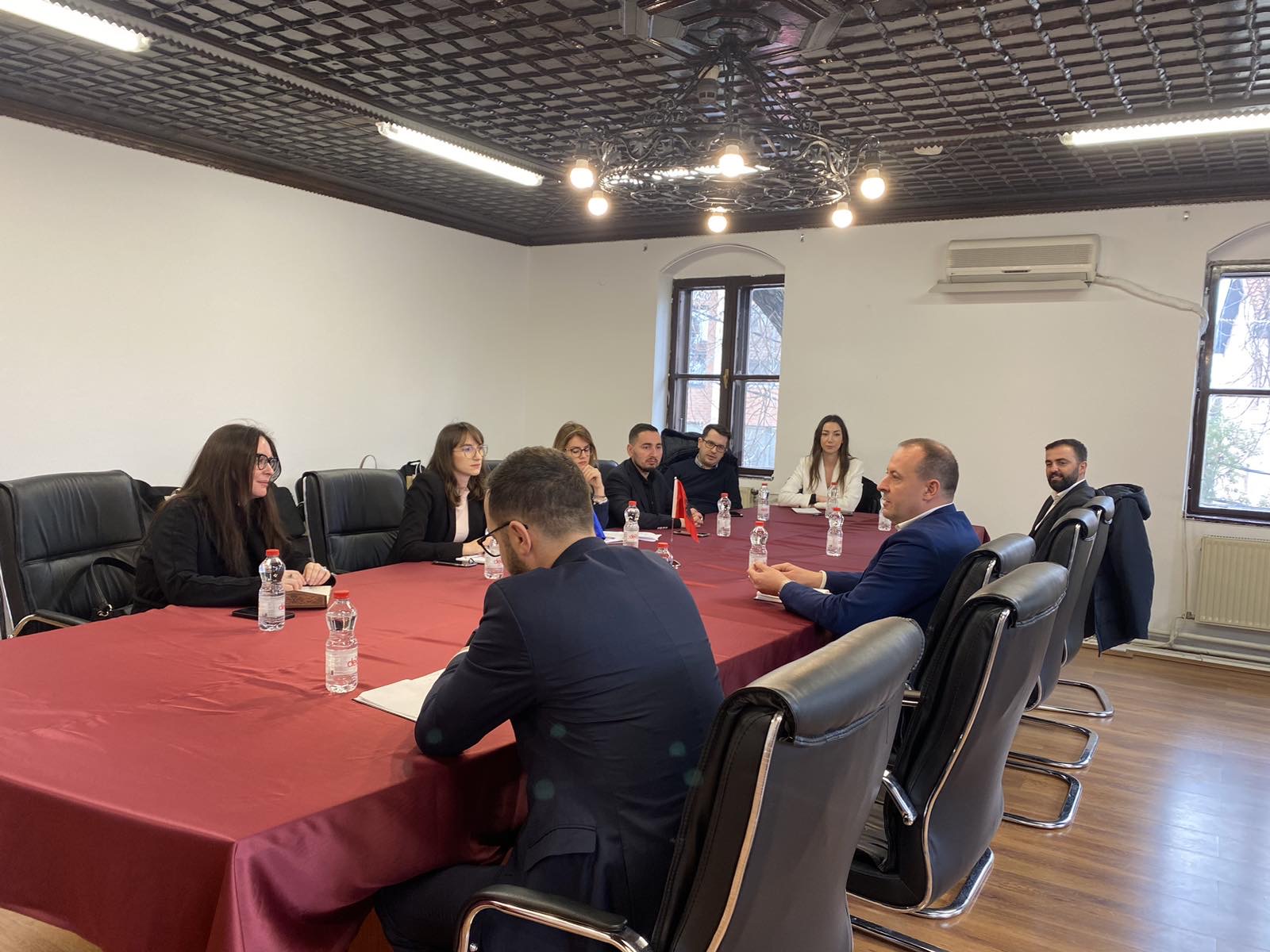 Drejtori i Agjencisë për Parandalimin e Korrupsionit, Yll Buleshkaj, priti në takim një grup të këshilltareve të grupeve parlamentare të Kuvendit të Shqipërisë.