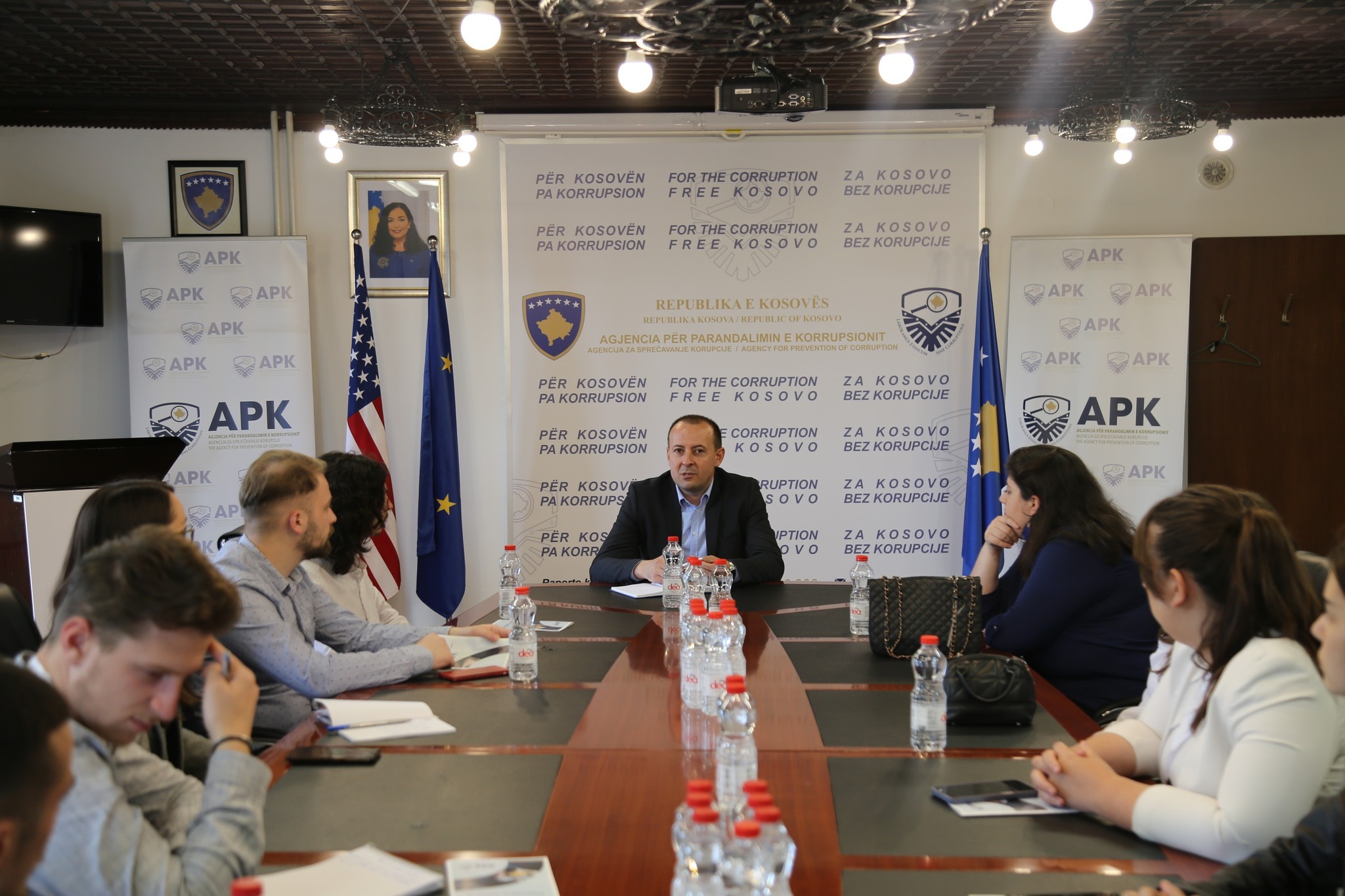 Drejtori i Agjencisë për Parandalimin e Korrupsionit, Yll Buleshkaj, priti në takim pjesëmarrësit e trajnimit “Të rinjtë në Politikë: Qeverisja dhe Sistemet Politike” të organizuar Grupi për Ballkan Balkans Policy Research Group – BPRG.