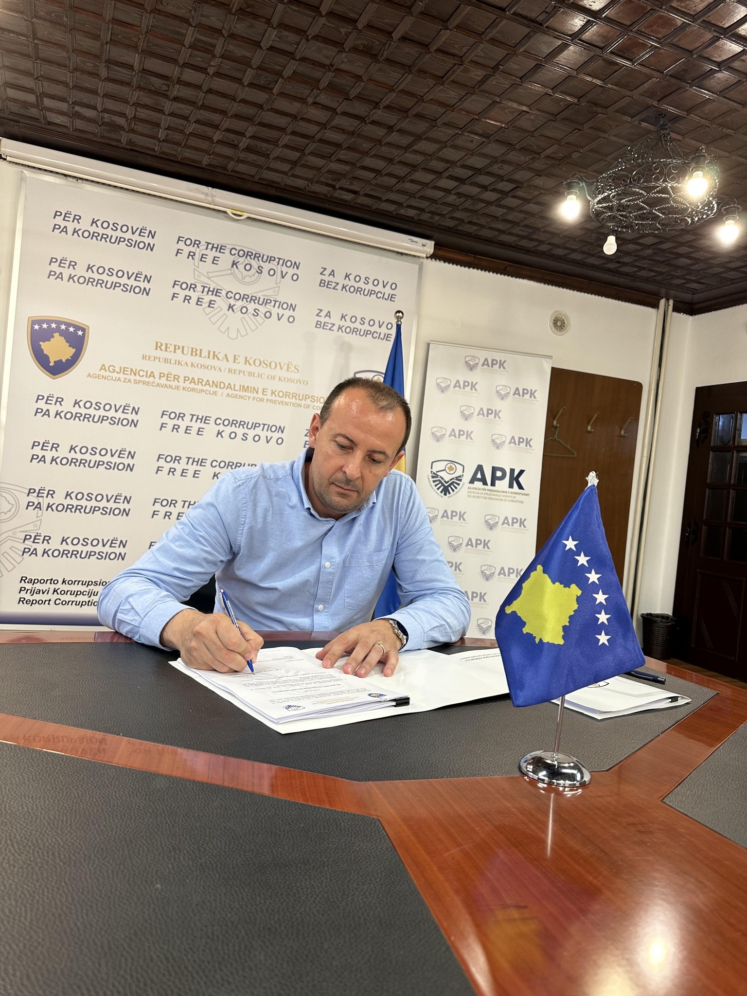 Drejtori i Agjencisë për Parandalimin e Korrupsionit, Yll Buleshkaj, sot ka nënshkruar vendimin për aprovimin e Metodologjisë uniforme dhe udhëzimet për përpilimin dhe zbatimin e Planeve të Integritetit.