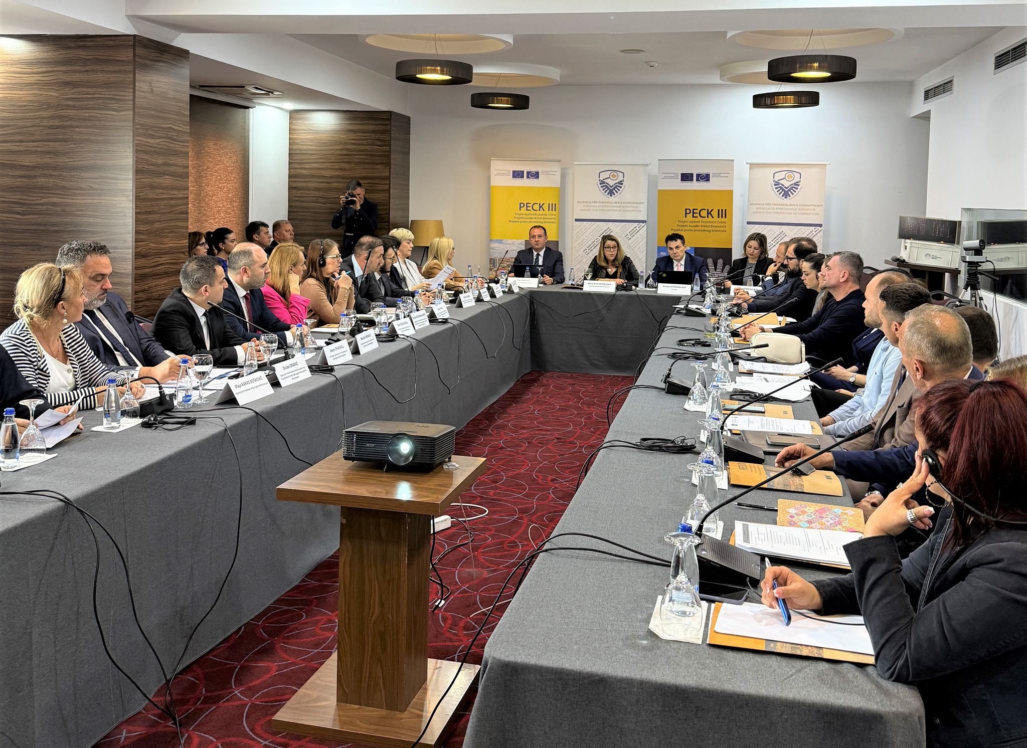 Agjencia për Parandalimin e Korrupsionit mikprit kolegë të rajonit në punëtori dyditore përforcimin e transparencës dhe integritetit institucional