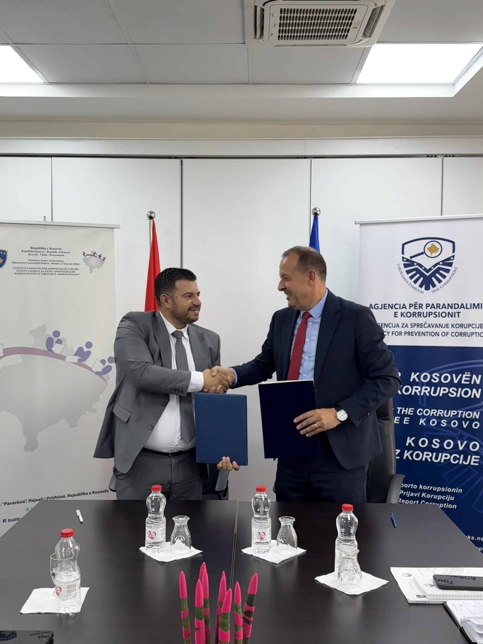 APK dhe IKAP nënshkruajnë Memorandum Bashkëpunimi për zhvillimin e modulit online mbi konfliktin e interesit