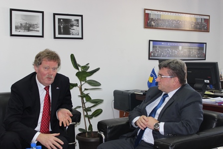 Drejtori I AKK-së z. Preteni priti ambasadorin holandez në Kosovë Robert Bosch