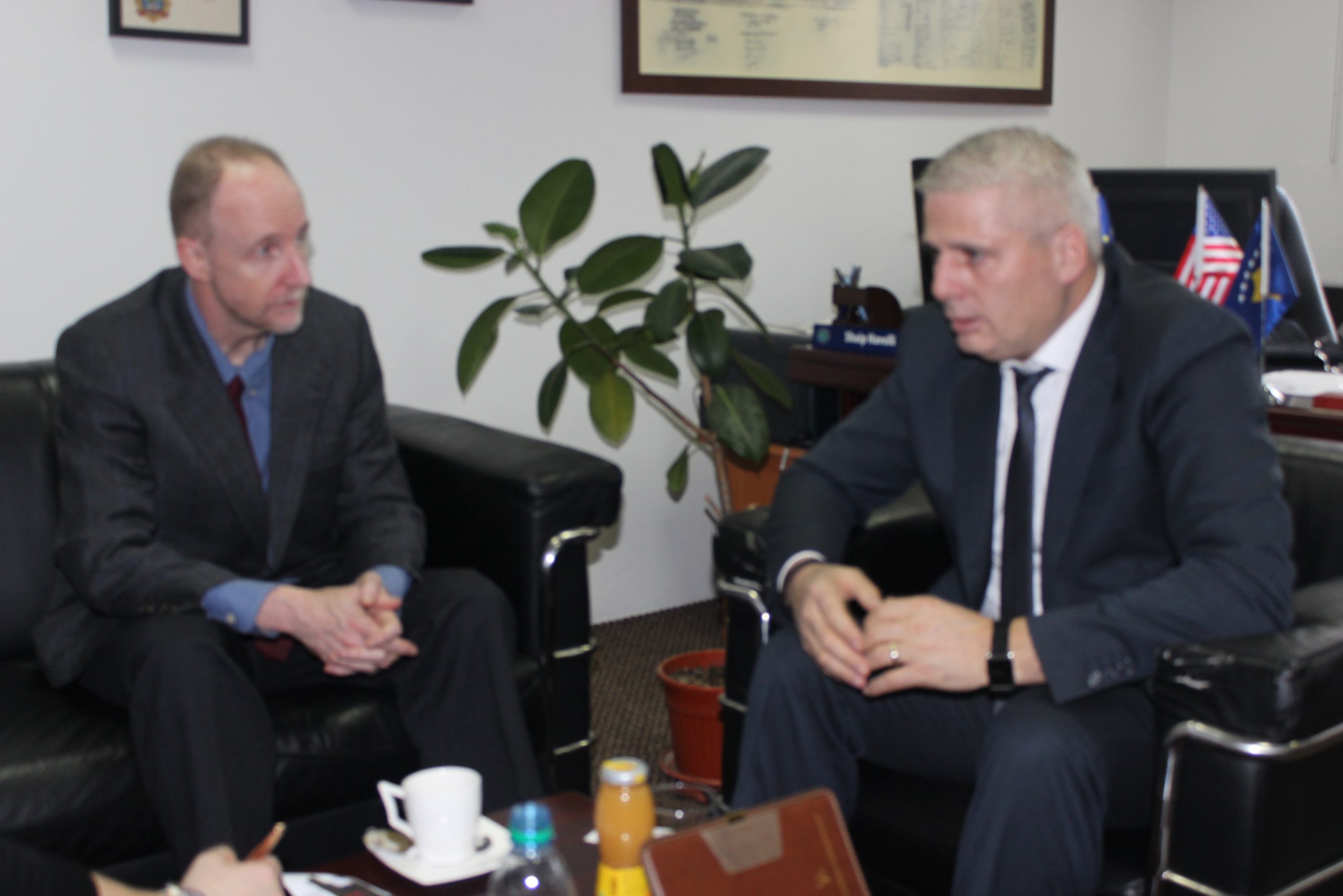 Drejtori i AKK-së priti në takim shefin e UNDP-së në Kosovë z. Andrew Russell