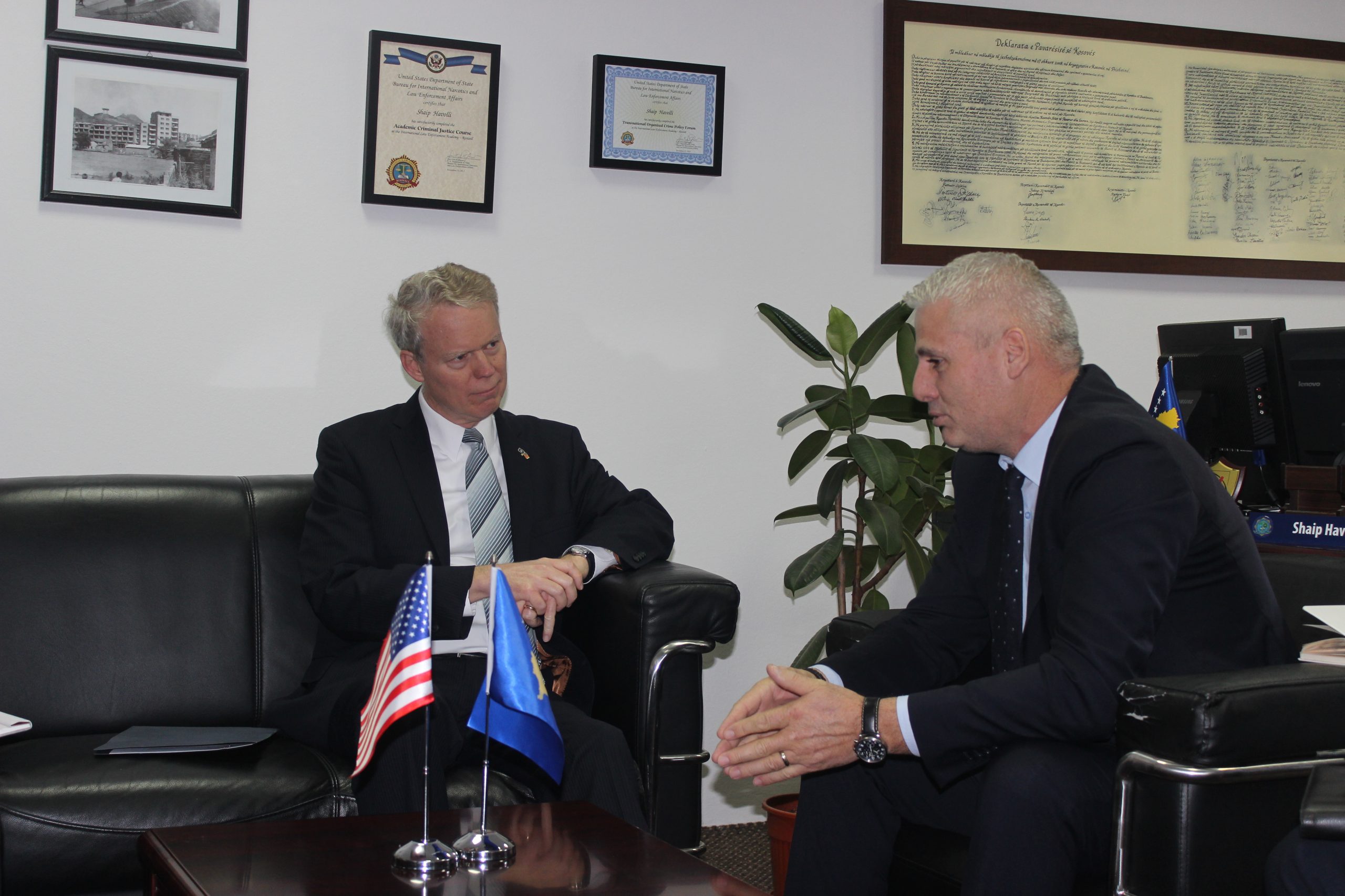 Drejtori i AKK-së u takua me ambasadorin amerikan në Kosovë Greg Delawie