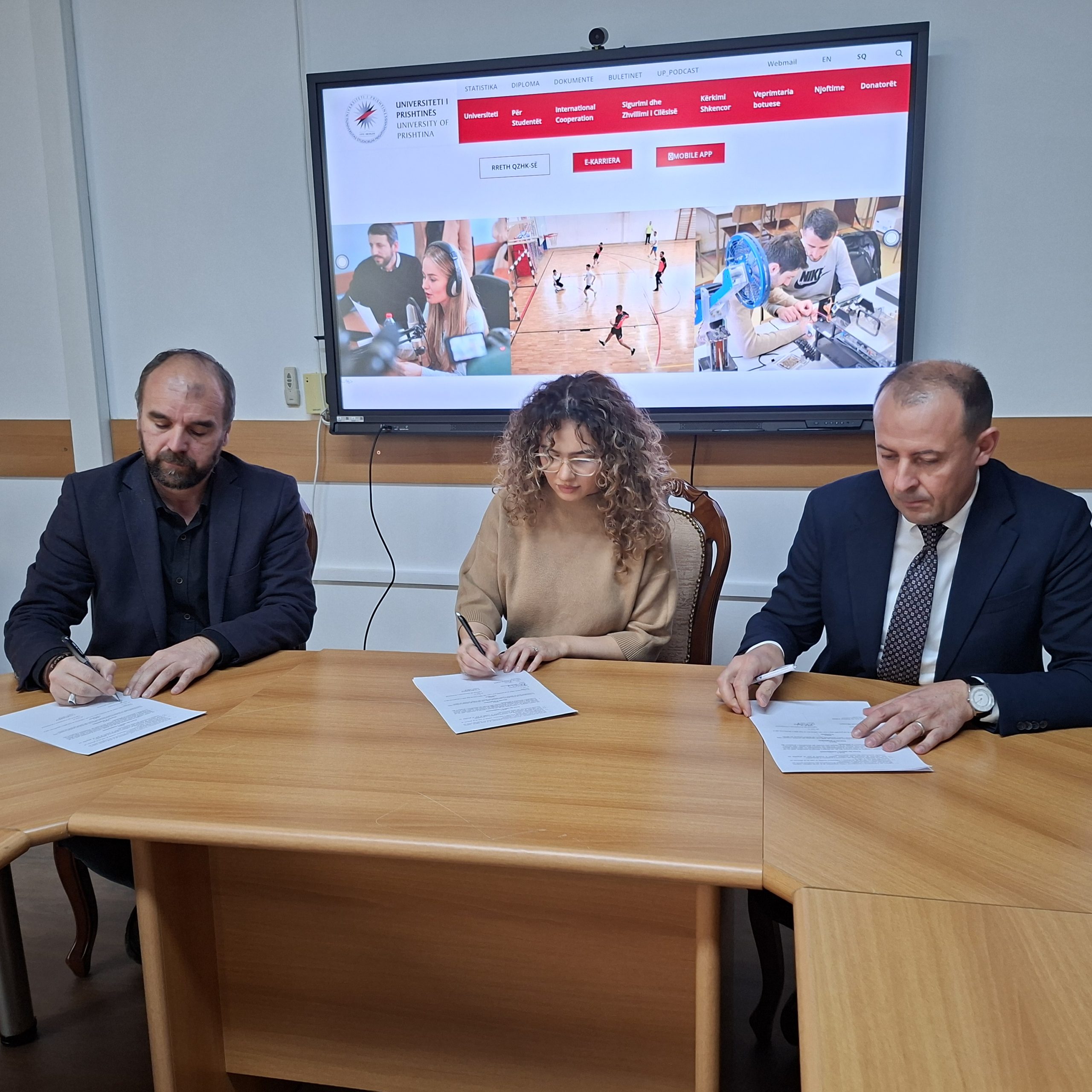 APK zgjeron bashkëpunimin ndërinstitucional – Partneritet i ri me Departamentin e Gazetarisë për forcimin e integritetit publik dhe zhvillimin profesional të studentëve